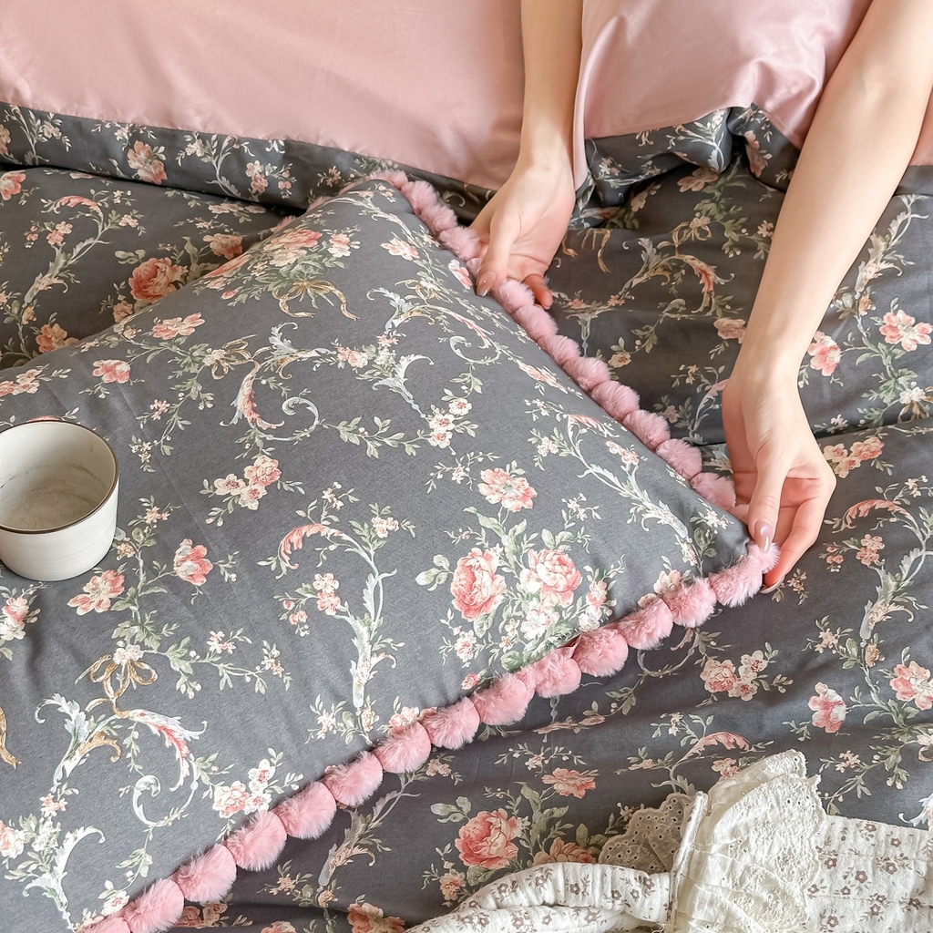 91家纺网 家纺一手货源 找家纺 宅家居 2026新款轻奢极简风全棉毛球款40支纯棉13372小清新喷气印花四件套 芳草渡