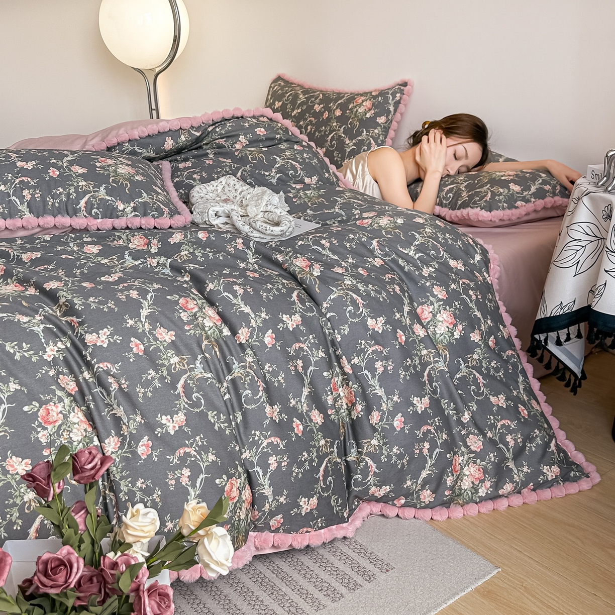 91家纺网 家纺一手货源 找家纺 宅家居 2026新款轻奢极简风全棉毛球款40支纯棉13372小清新喷气印花四件套 芳草渡