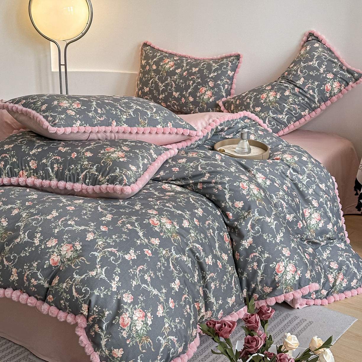 91家纺网 家纺一手货源 找家纺 宅家居 2026新款轻奢极简风全棉毛球款40支纯棉13372小清新喷气印花四件套 芳草渡