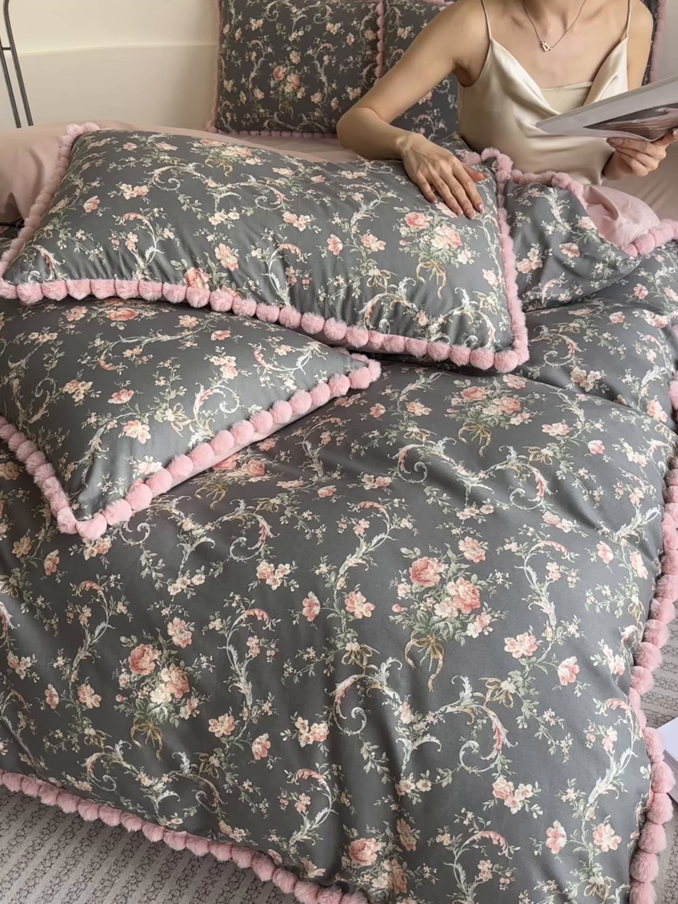 91家纺网 家纺一手货源 找家纺 宅家居 2026新款轻奢极简风全棉毛球款40支纯棉13372小清新喷气印花四件套 芳草渡