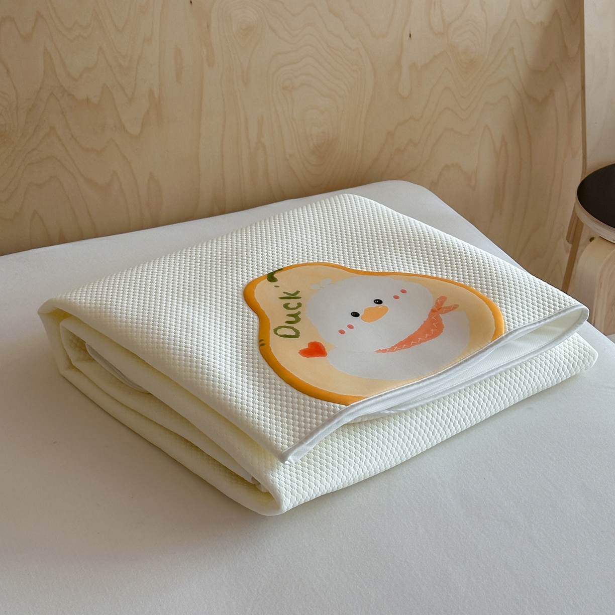 91家纺网 家纺一手货源 找家纺 三味舒屋 2026新款果味凉豆系列PE凉豆豆床笠款软席席子 梨小鸭