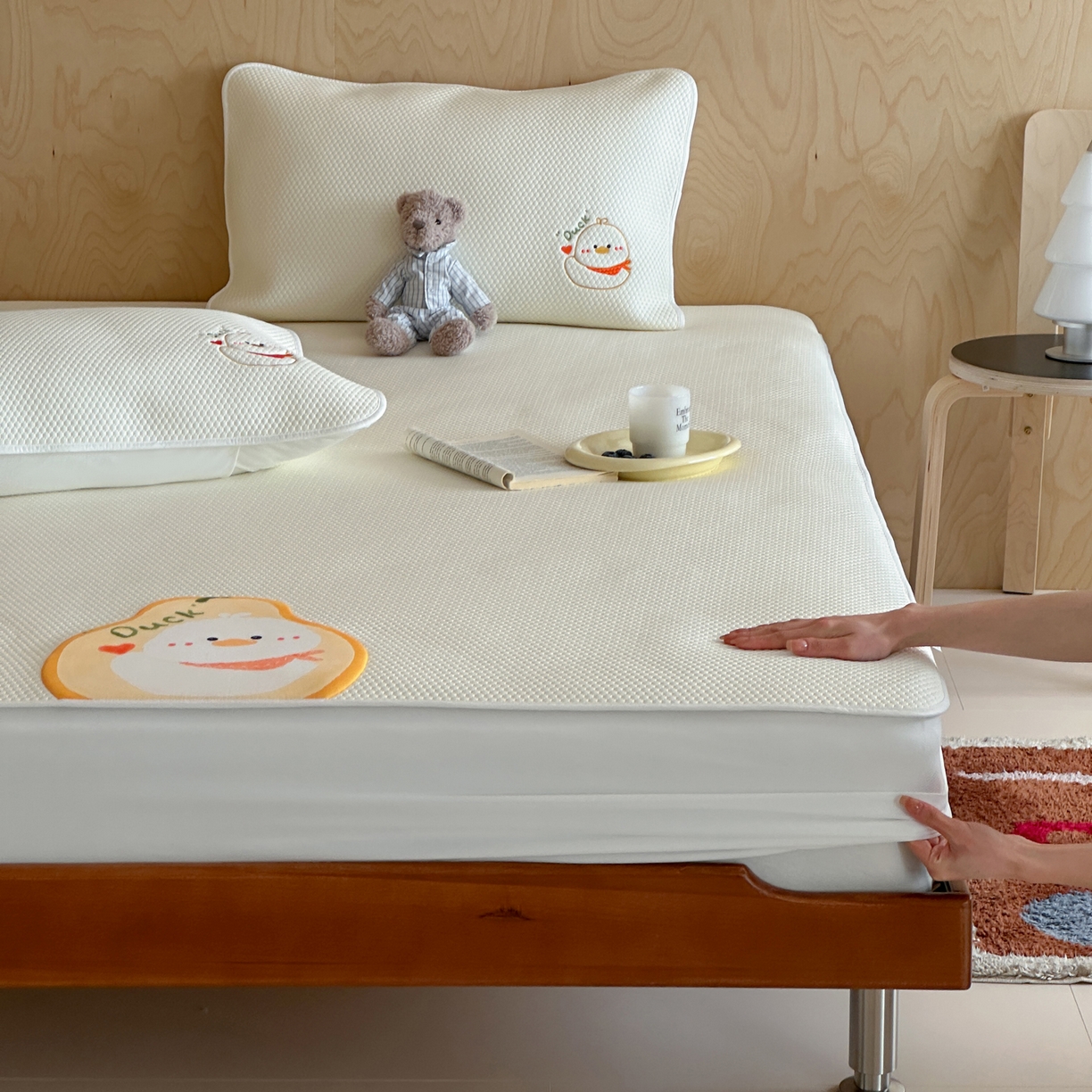 91家纺网 家纺一手货源 找家纺 三味舒屋 2026新款果味凉豆系列PE凉豆豆床笠款软席席子 梨小鸭