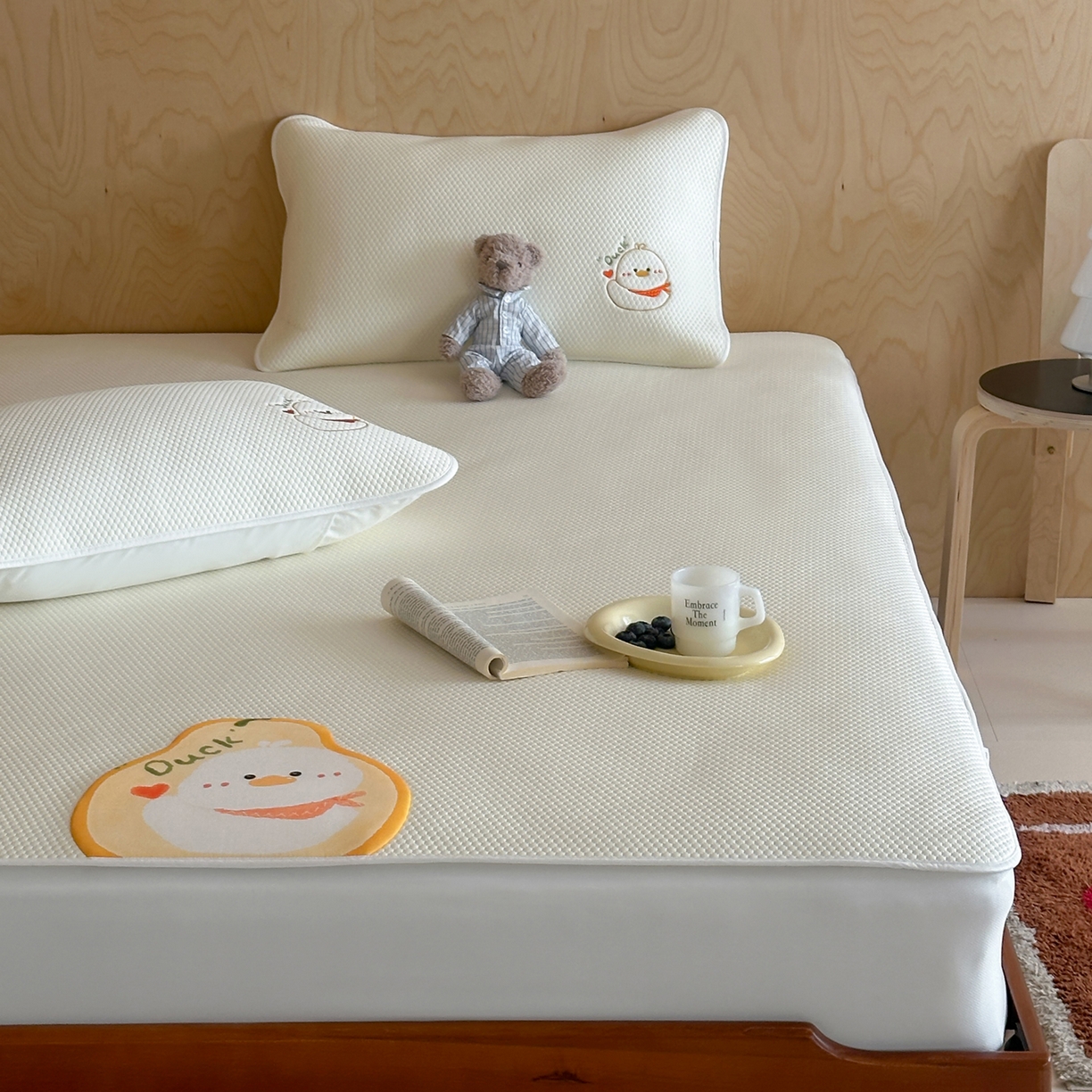 91家纺网 家纺一手货源 找家纺 三味舒屋 2026新款果味凉豆系列PE凉豆豆床笠款软席席子 梨小鸭