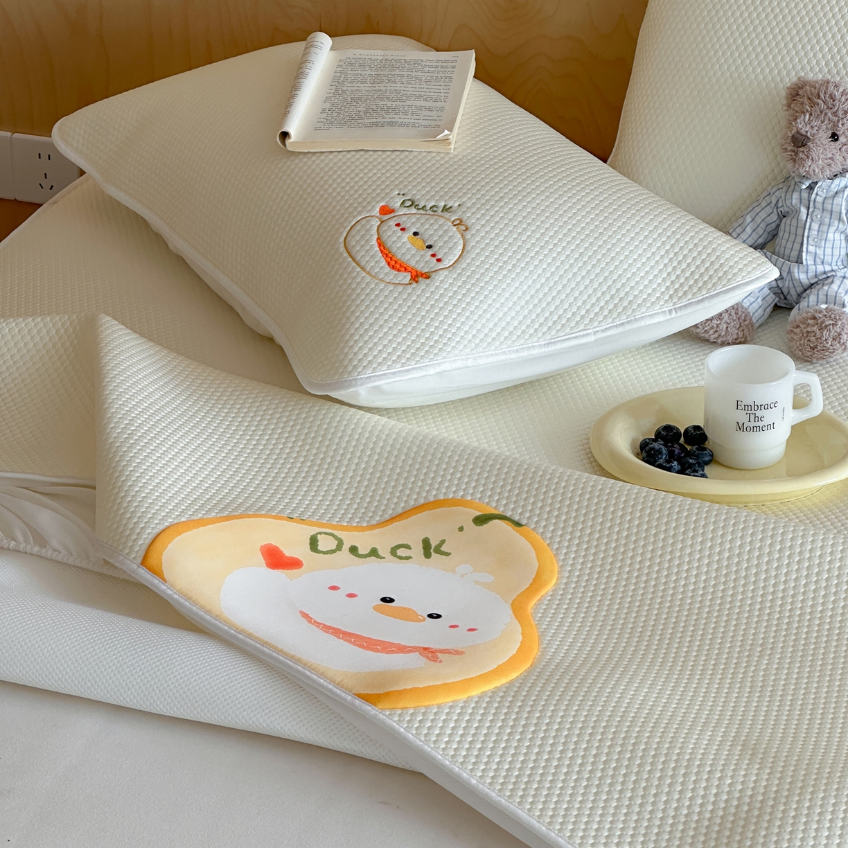 91家纺网 家纺一手货源 找家纺 三味舒屋 2026新款果味凉豆系列PE凉豆豆床笠款软席席子 梨小鸭