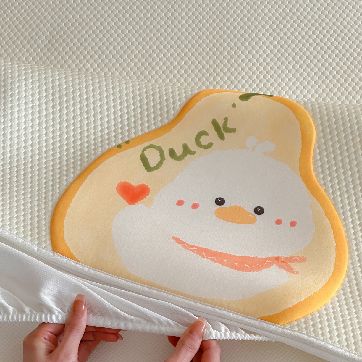 91家纺网 家纺一手货源 找家纺 三味舒屋 2026新款果味凉豆系列PE凉豆豆床笠款软席席子 梨小鸭