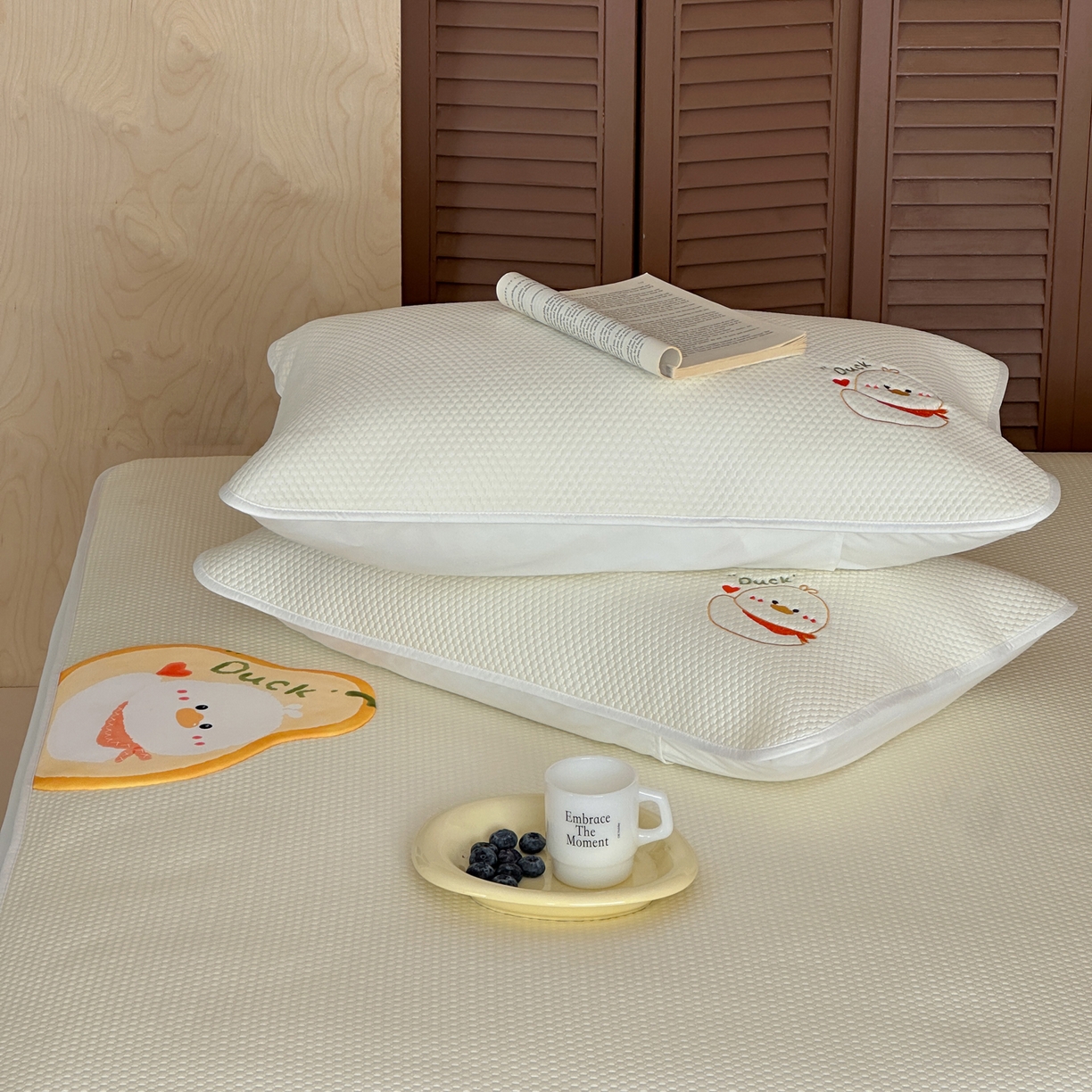 91家纺网 家纺一手货源 找家纺 三味舒屋 2026新款果味凉豆系列PE凉豆豆床笠款软席席子 梨小鸭