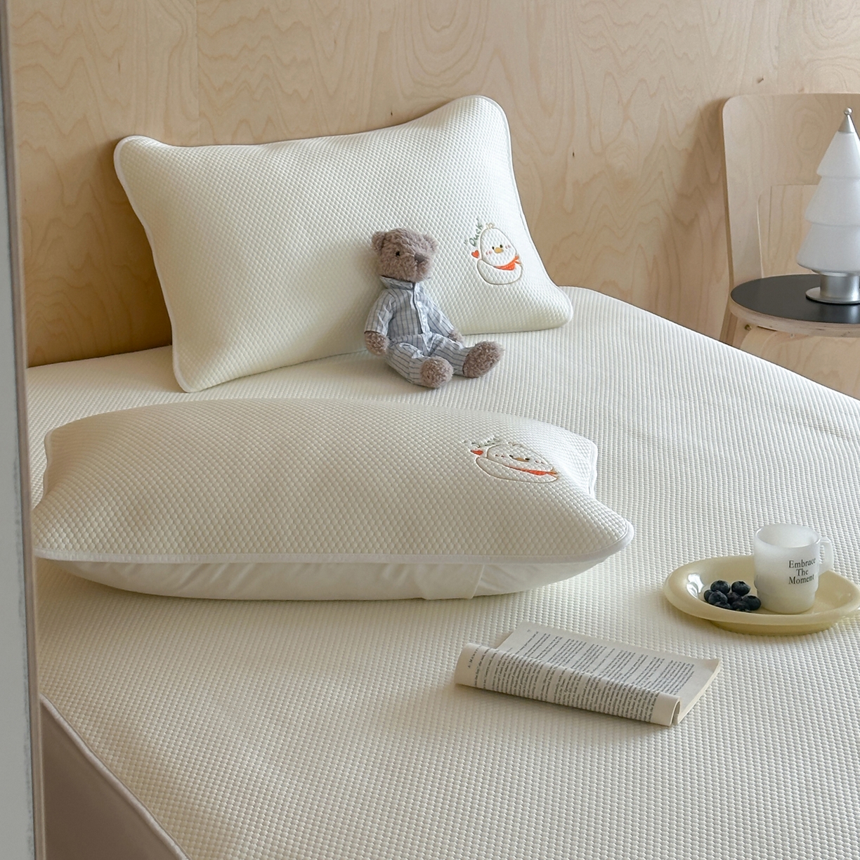 91家纺网 家纺一手货源 找家纺 三味舒屋 2026新款果味凉豆系列PE凉豆豆床笠款软席席子 梨小鸭