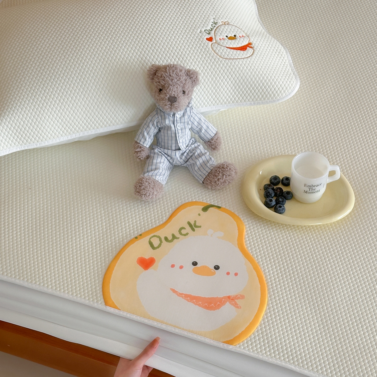 91家纺网 家纺一手货源 找家纺 三味舒屋 2026新款果味凉豆系列PE凉豆豆床笠款软席席子 梨小鸭