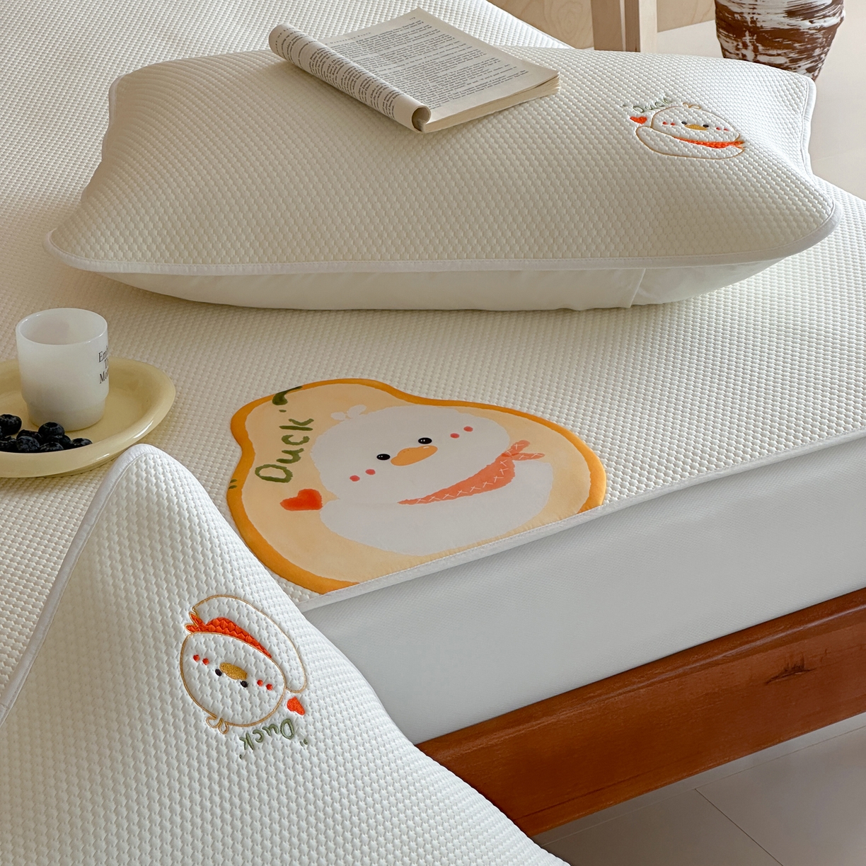 91家纺网 家纺一手货源 找家纺 三味舒屋 2026新款果味凉豆系列PE凉豆豆床笠款软席席子 梨小鸭