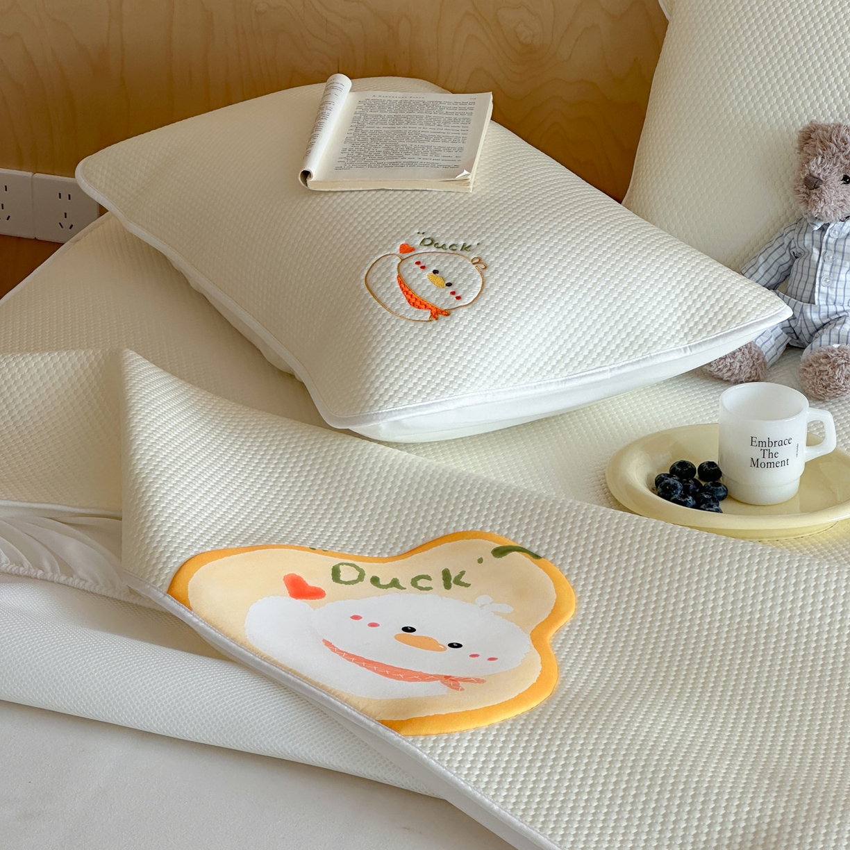 91家纺网 家纺一手货源 找家纺 三味舒屋 2026新款果味凉豆系列PE凉豆豆床笠款软席席子 梨小鸭