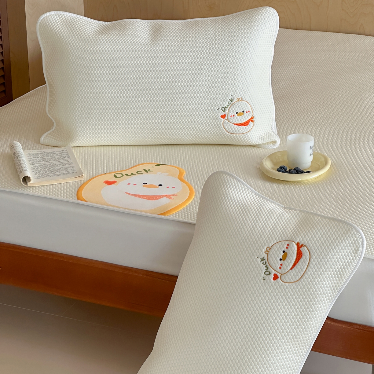 91家纺网 家纺一手货源 找家纺 三味舒屋 2026新款果味凉豆系列PE凉豆豆床笠款软席席子 梨小鸭