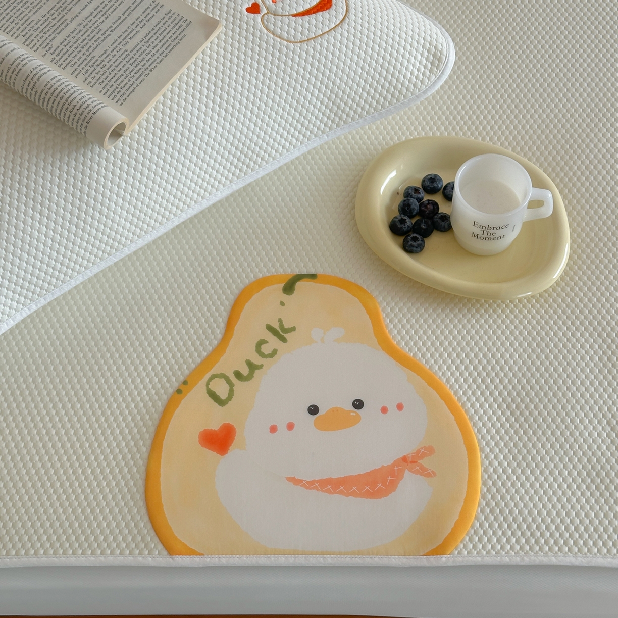 91家纺网 家纺一手货源 找家纺 三味舒屋 2026新款果味凉豆系列PE凉豆豆床笠款软席席子 梨小鸭