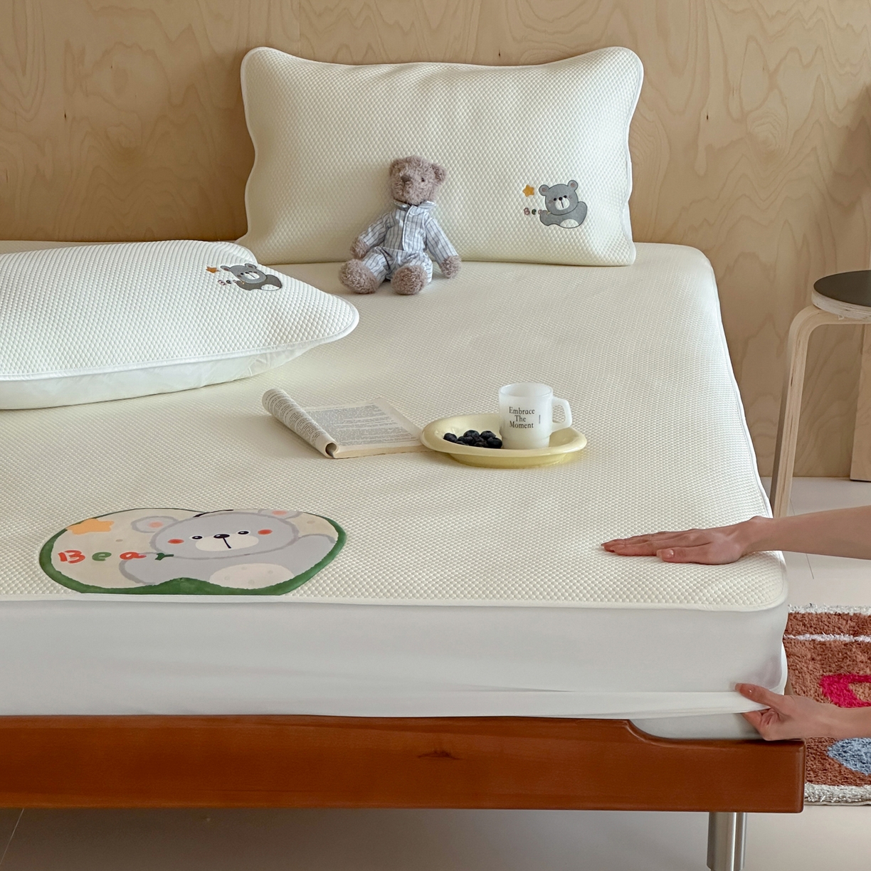 91家纺网 家纺一手货源 找家纺 三味舒屋 2026新款果味凉豆系列PE凉豆豆床笠款软席席子 果小熊