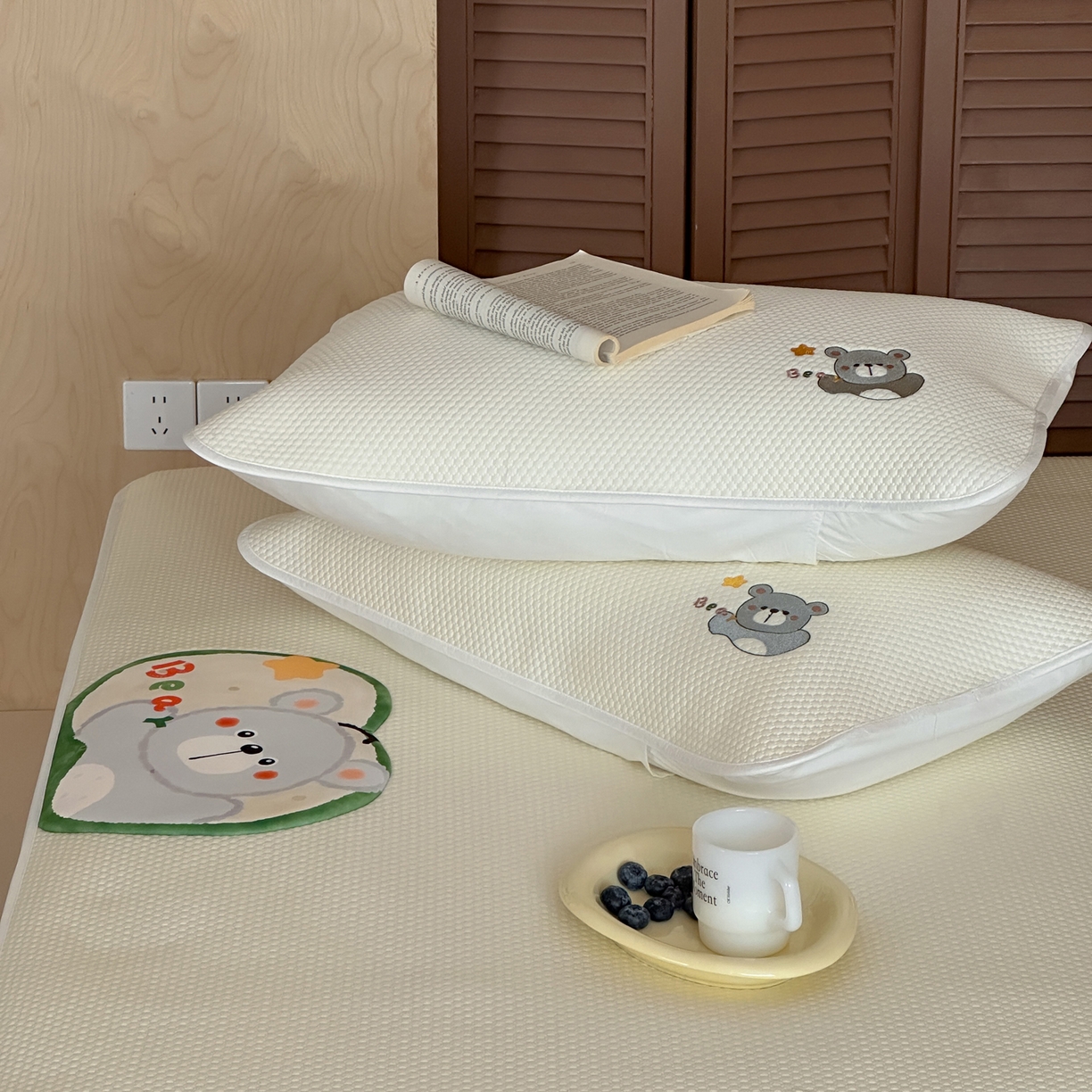 91家纺网 家纺一手货源 找家纺 三味舒屋 2026新款果味凉豆系列PE凉豆豆床笠款软席席子 果小熊