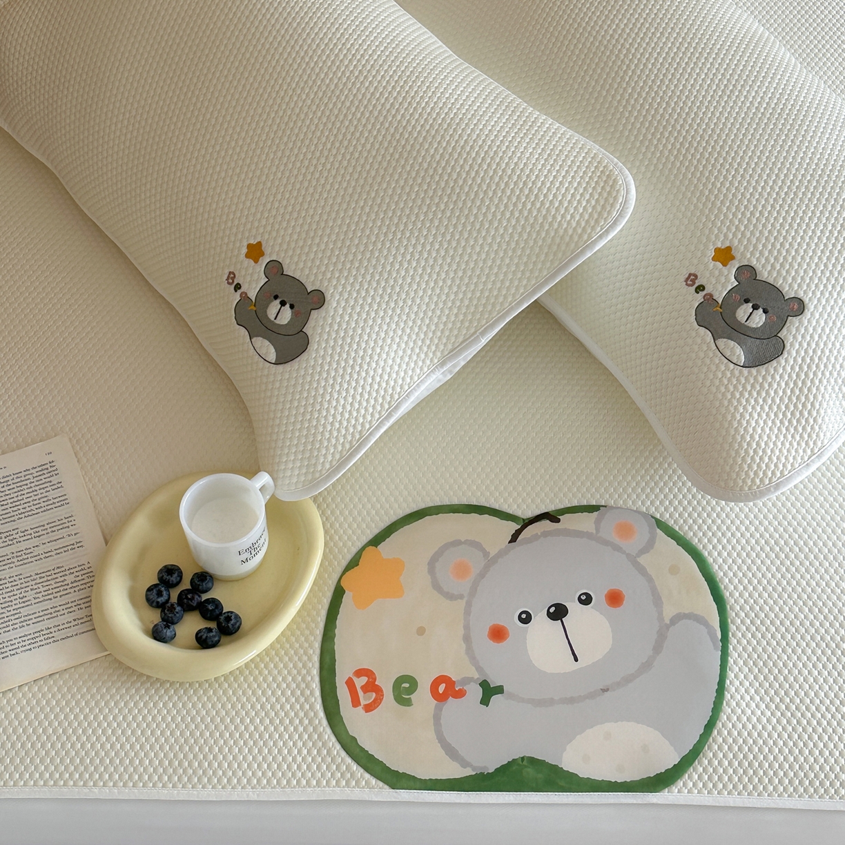 91家纺网 家纺一手货源 找家纺 三味舒屋 2026新款果味凉豆系列PE凉豆豆床笠款软席席子 果小熊