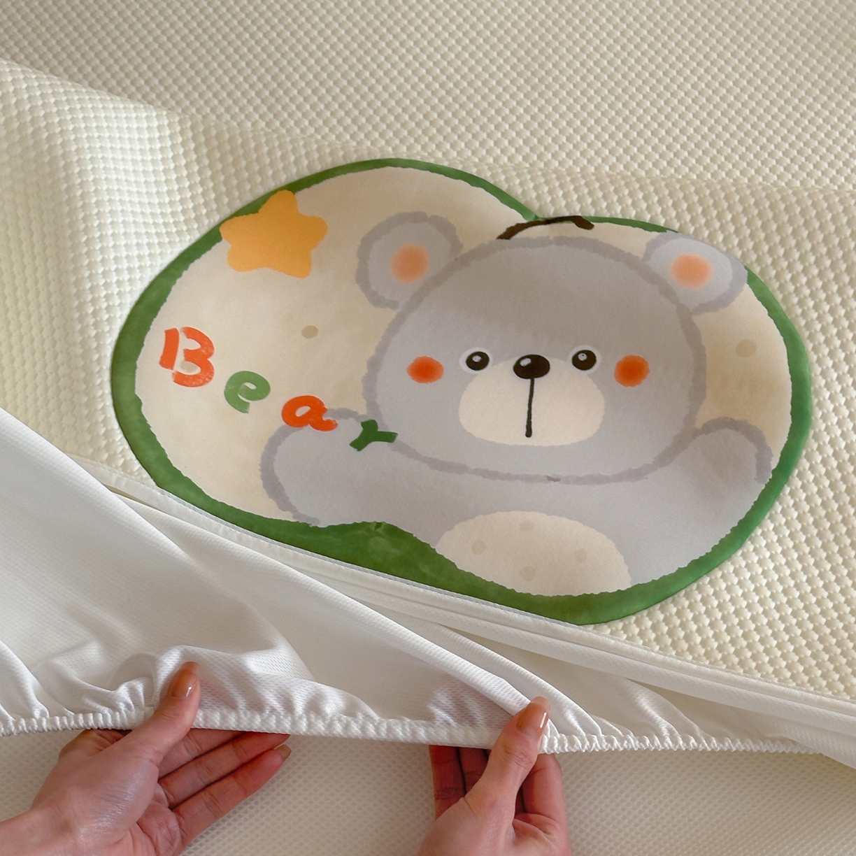 91家纺网 家纺一手货源 找家纺 三味舒屋 2026新款果味凉豆系列PE凉豆豆床笠款软席席子 果小熊