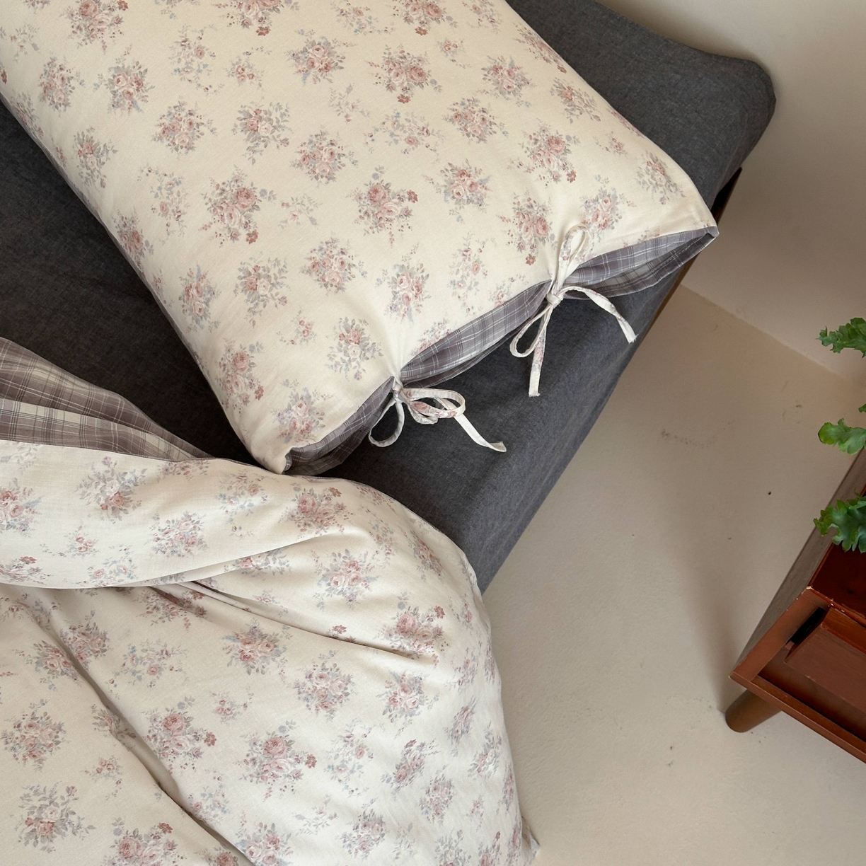 91家纺网 家纺一手货源 找家纺 旷野 2026新款简约精致全棉纯棉水洗棉四件套-松间花信系列 松间花信-粉雾灰