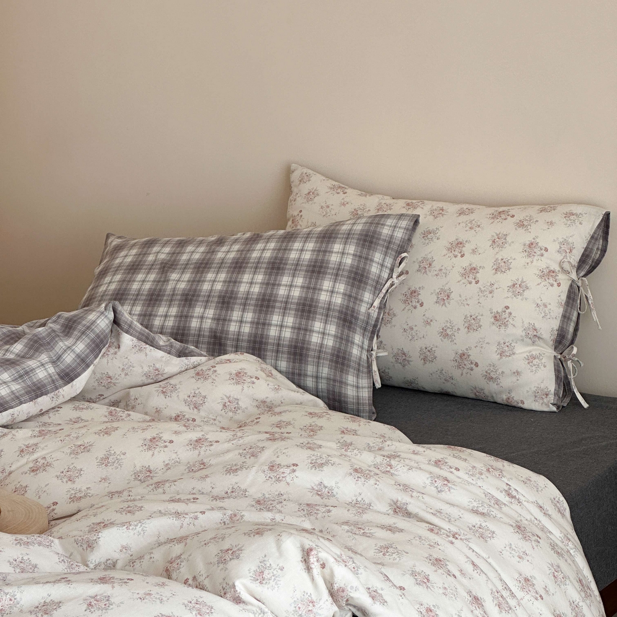 91家纺网 家纺一手货源 找家纺 旷野 2026新款简约精致全棉纯棉水洗棉四件套-松间花信系列 松间花信-粉雾灰