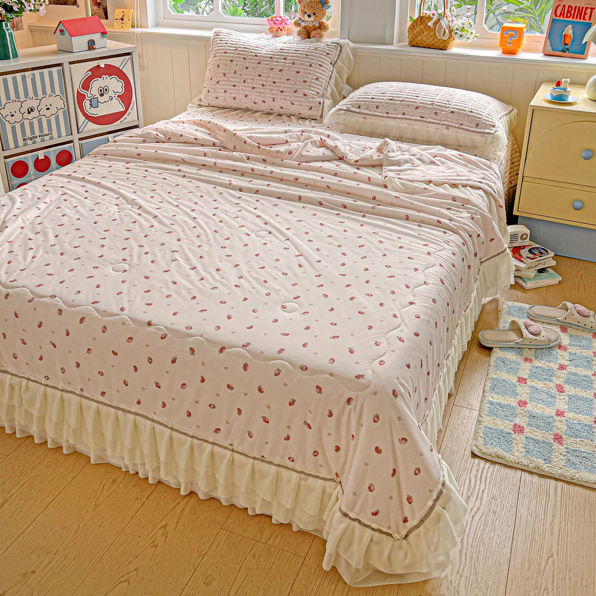 91家纺网 家纺一手货源 找家纺 富米莱单品馆 2026新款高奢维密花边冰肤格凉感夏凉被床盖夏被四件套 夏被床盖-草莓甜甜