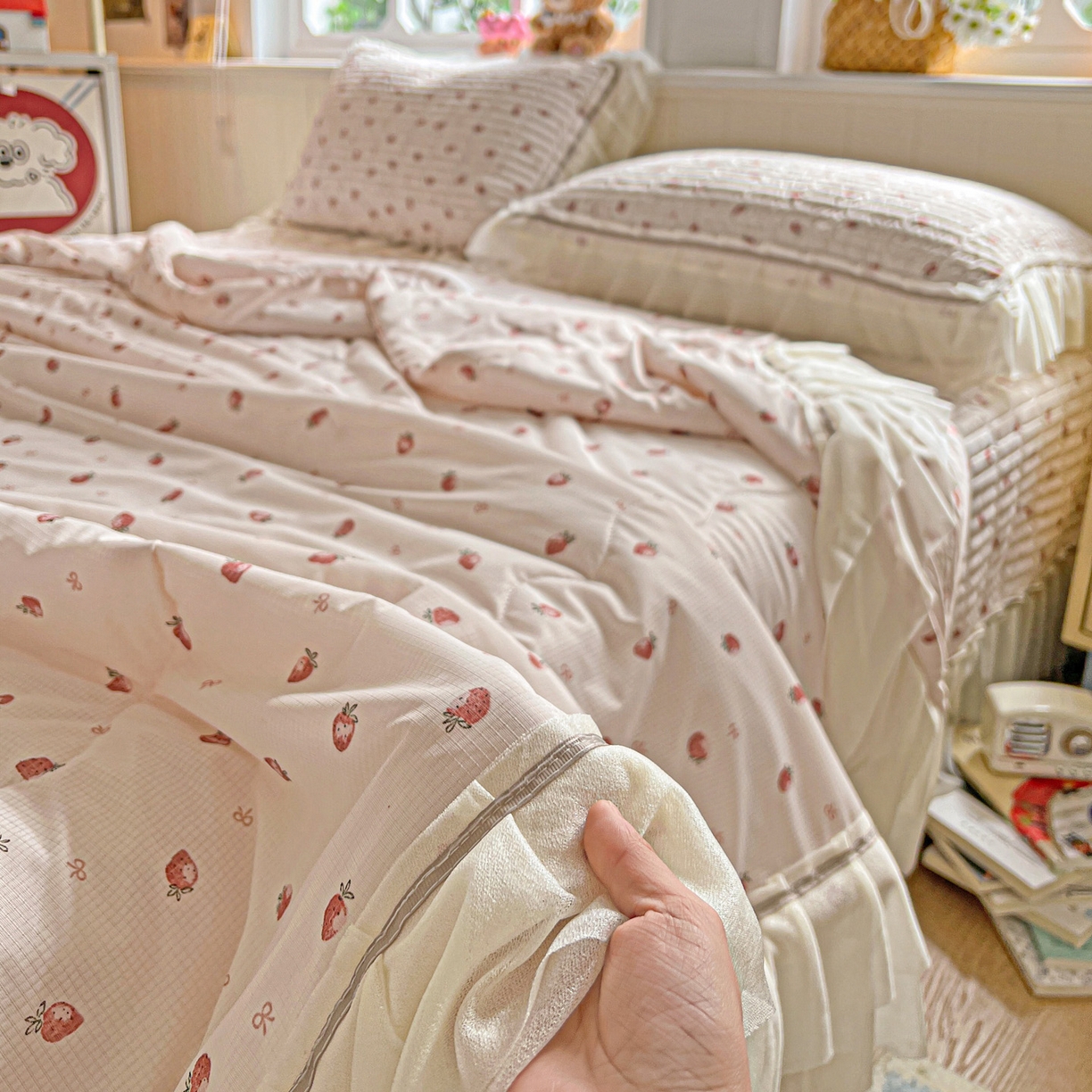 91家纺网 家纺一手货源 找家纺 富米莱单品馆 2026新款高奢维密花边冰肤格凉感夏凉被床盖夏被四件套 夏被床盖-草莓甜甜