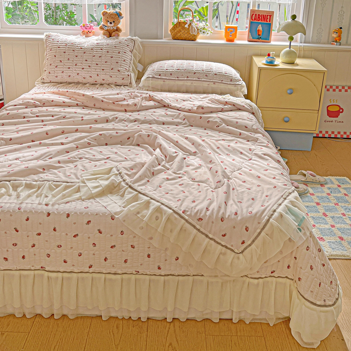 91家纺网 家纺一手货源 找家纺 富米莱单品馆 2026新款高奢维密花边冰肤格凉感夏凉被床盖夏被四件套 夏被床盖-草莓甜甜