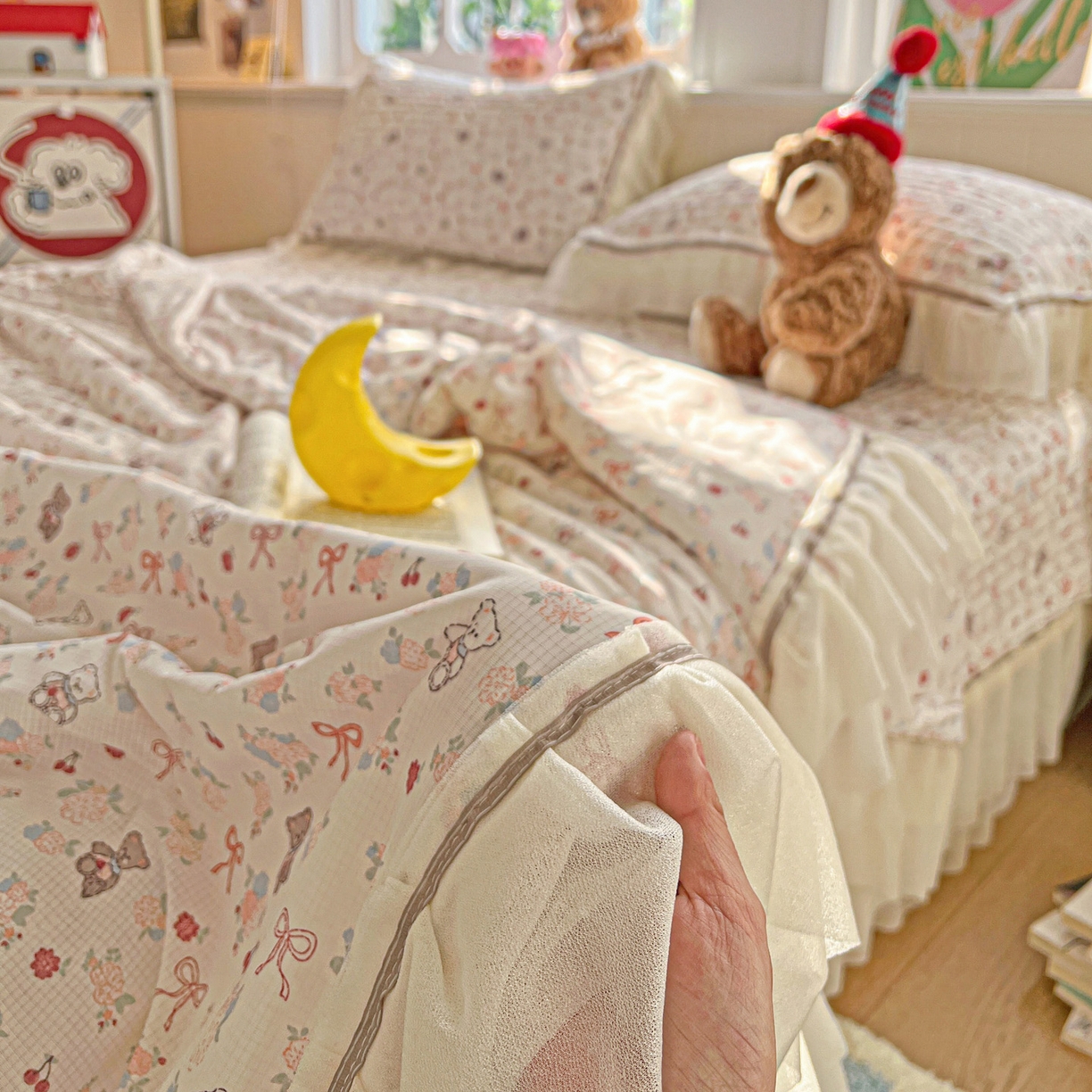 91家纺网 家纺一手货源 找家纺 富米莱单品馆 2026新款高奢维密花边冰肤格凉感夏凉被床盖夏被四件套 夏被床盖-粉结小熊