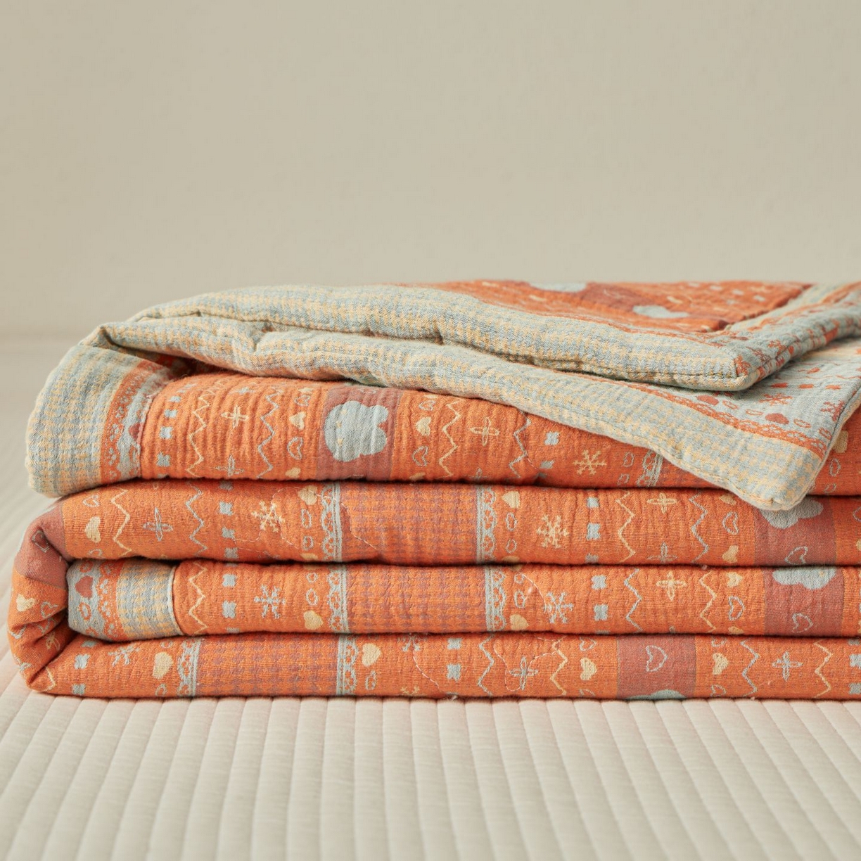 91家纺网 家纺一手货源 找家纺 睡棉坊 2026新款全棉色织提花双层纱夏被全棉夏凉被里外全棉天然棉花被 费尔岛兔-桔蓝