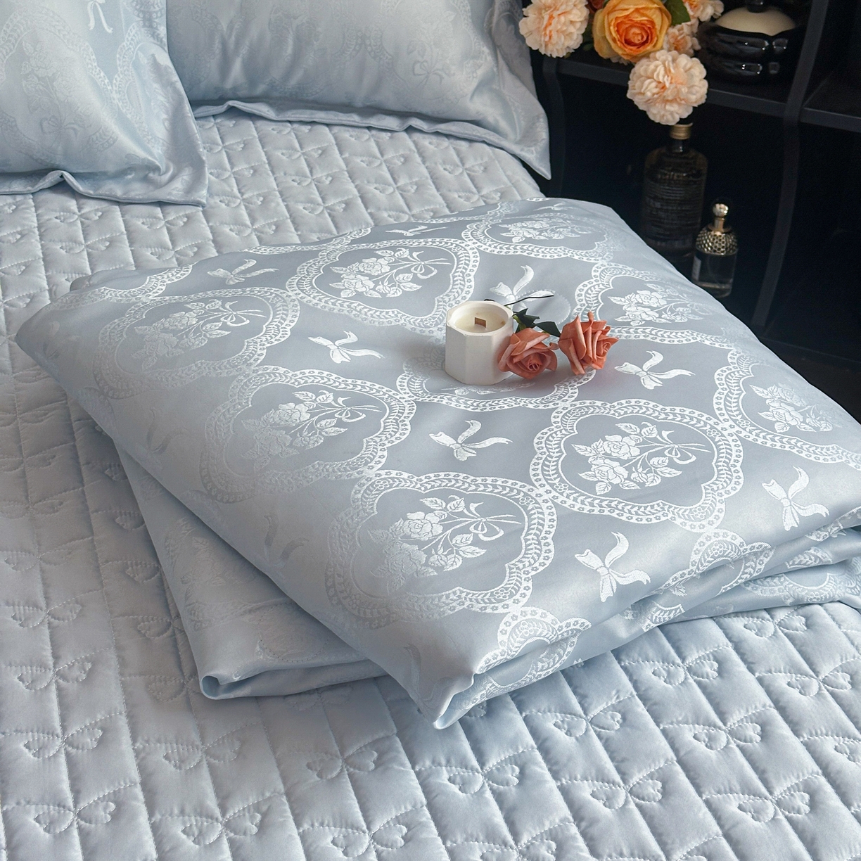 91家纺网 家纺一手货源 找家纺 提花大世界 2026新款简奢被套款水洗真丝天丝提花丝滑床单床盖四件套 巴黎邂逅-海盐蓝