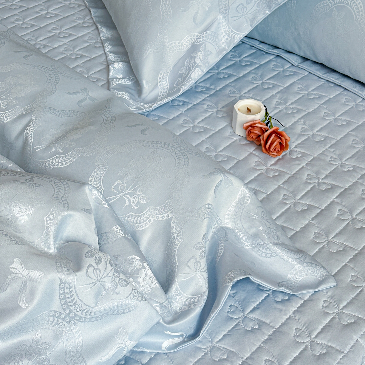 91家纺网 家纺一手货源 找家纺 提花大世界 2026新款简奢被套款水洗真丝天丝提花丝滑床单床盖四件套 巴黎邂逅-海盐蓝