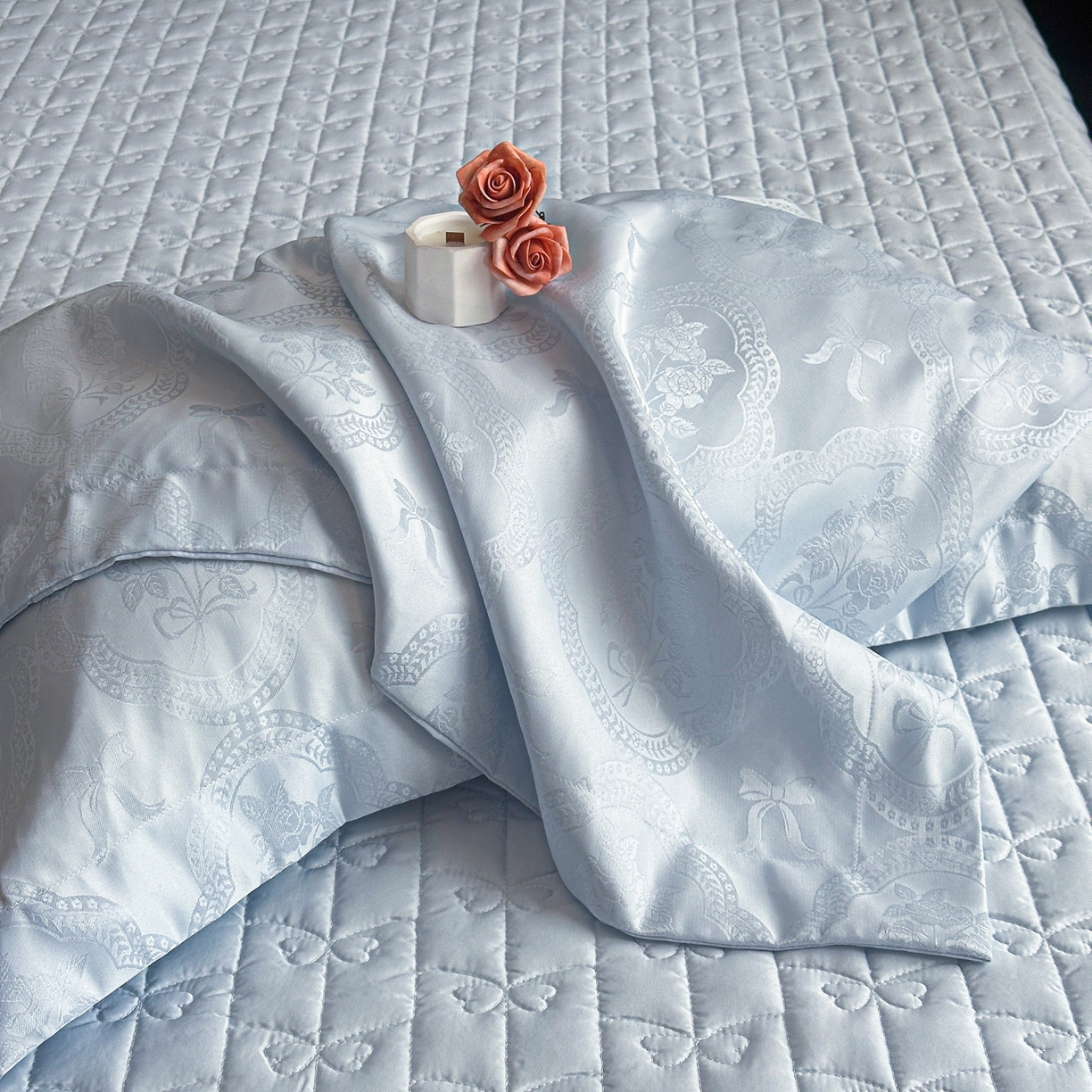 91家纺网 家纺一手货源 找家纺 提花大世界 2026新款简奢被套款水洗真丝天丝提花丝滑床单床盖四件套 巴黎邂逅-海盐蓝