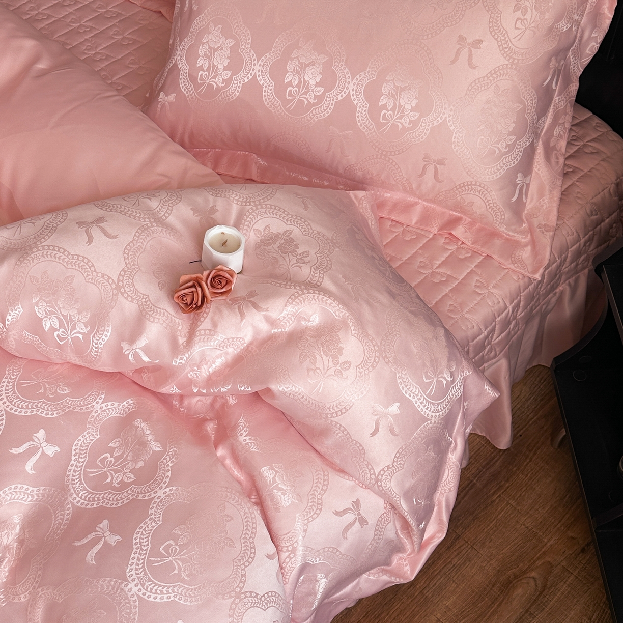 91家纺网 家纺一手货源 找家纺 提花大世界 2026新款简奢被套款水洗真丝天丝提花丝滑床单床盖四件套 巴黎邂逅-甜心粉