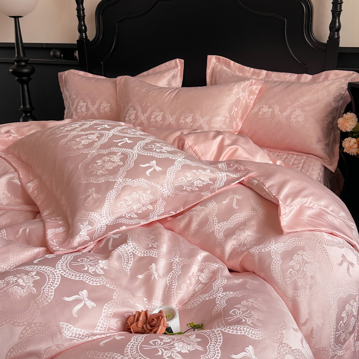 91家纺网 家纺一手货源 找家纺 提花大世界 2026新款简奢被套款水洗真丝天丝提花丝滑床单床盖四件套 巴黎邂逅-甜心粉