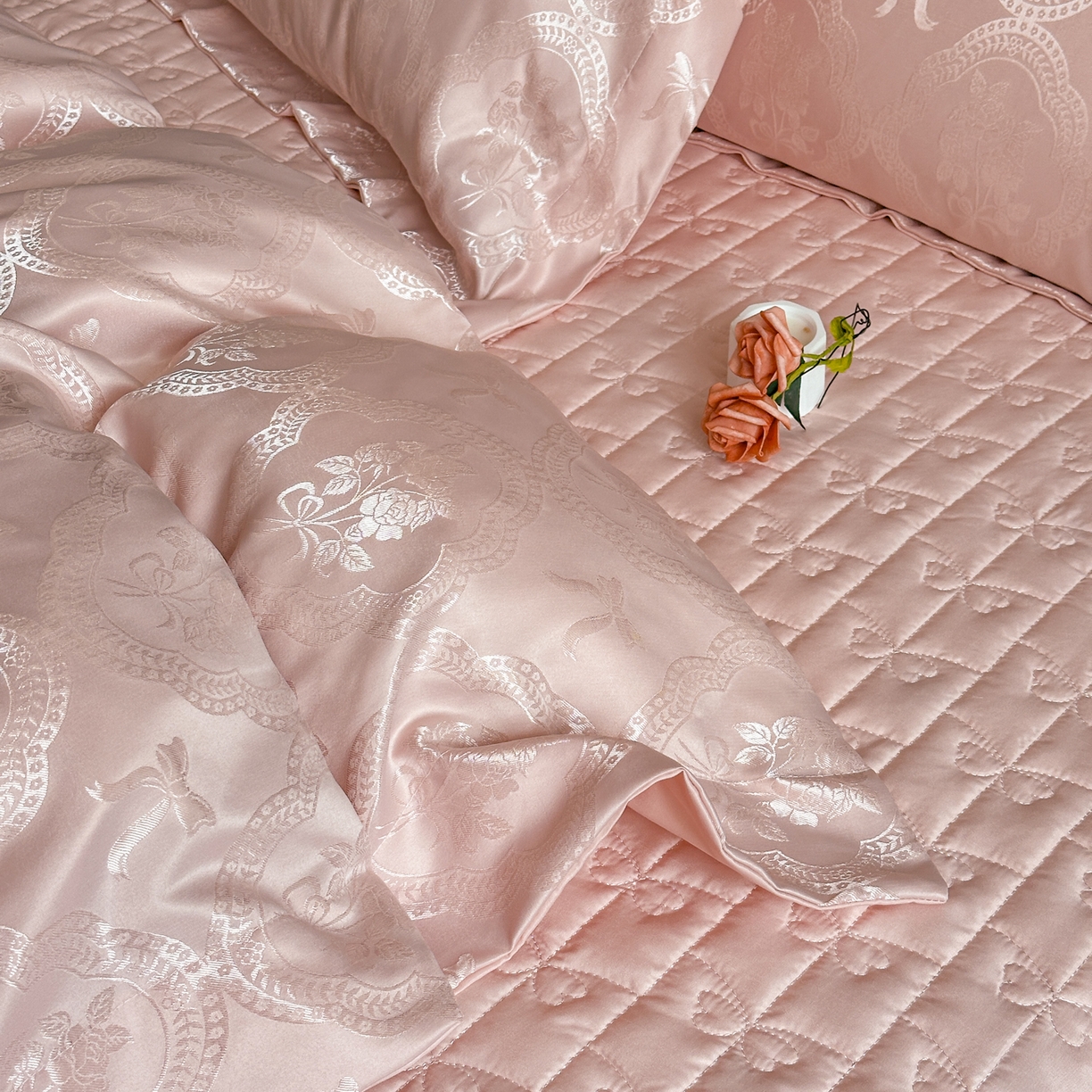 91家纺网 家纺一手货源 找家纺 提花大世界 2026新款简奢被套款水洗真丝天丝提花丝滑床单床盖四件套 巴黎邂逅-胭脂玉