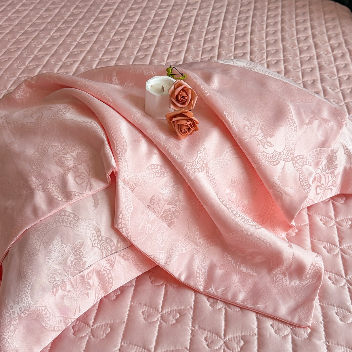 91家纺网 家纺一手货源 找家纺 提花大世界 2026新款简奢被套款水洗真丝天丝提花丝滑床单床盖四件套 巴黎邂逅-甜心粉