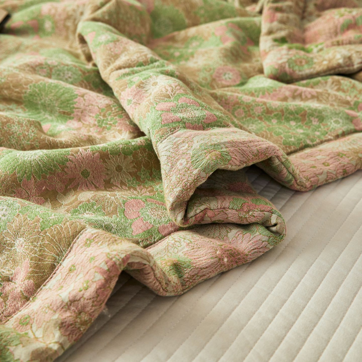 91家纺网 家纺一手货源 找家纺 睡棉坊 2026新款全棉色织提花双层纱夏被全棉夏凉被里外全棉天然棉花被 山野来信-蜜粉绿