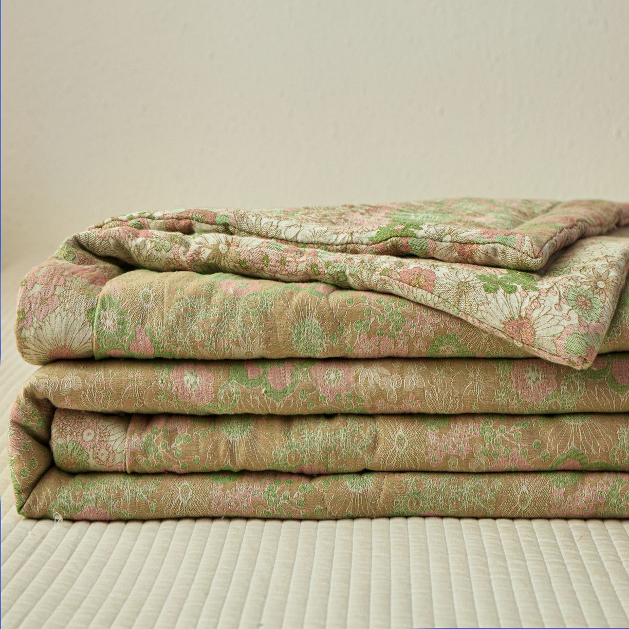 91家纺网 家纺一手货源 找家纺 睡棉坊 2026新款全棉色织提花双层纱夏被全棉夏凉被里外全棉天然棉花被 山野来信-蜜粉绿