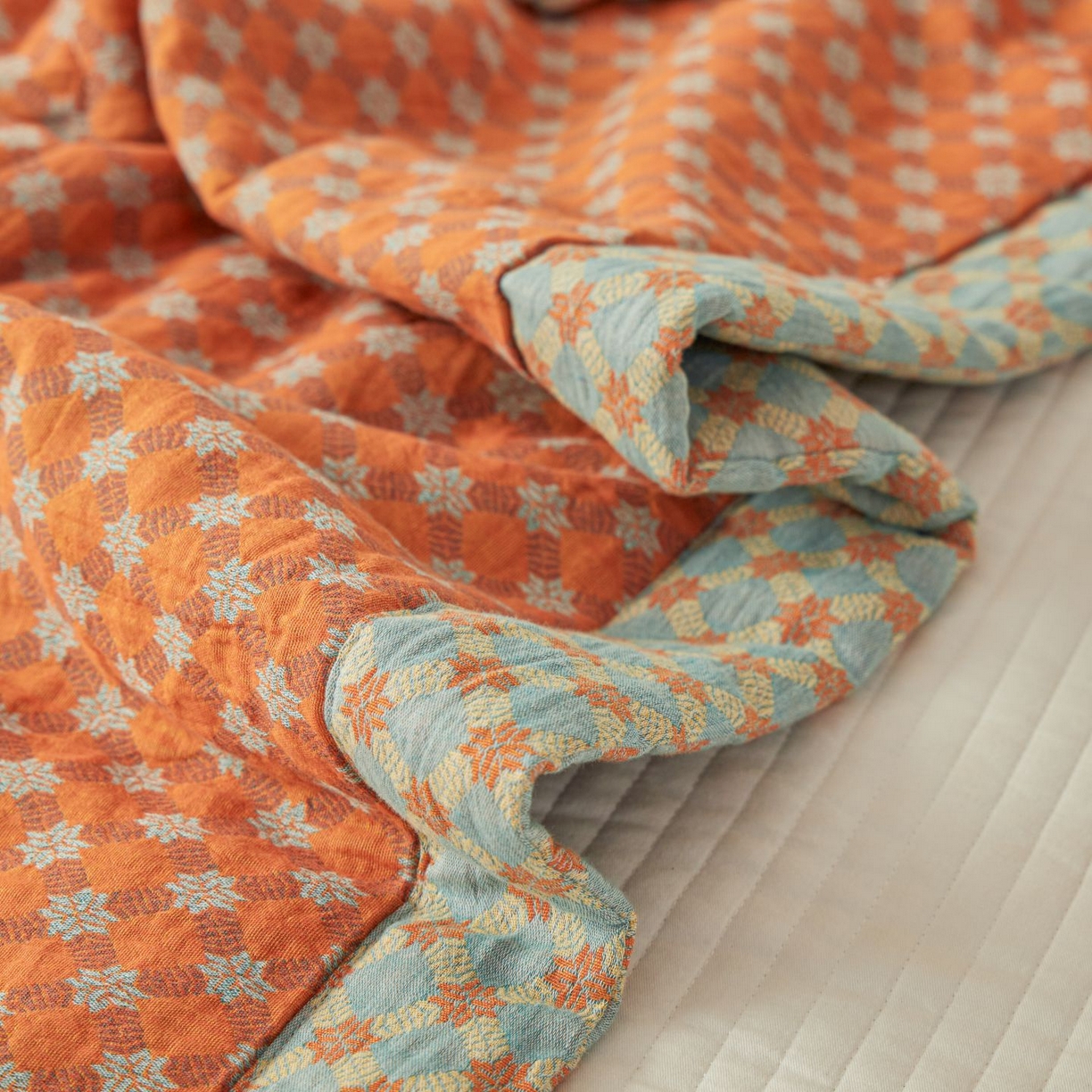 91家纺网 家纺一手货源 找家纺 睡棉坊 2026新款全棉色织提花双层纱夏被全棉夏凉被里外全棉天然棉花被 舞青春-桔