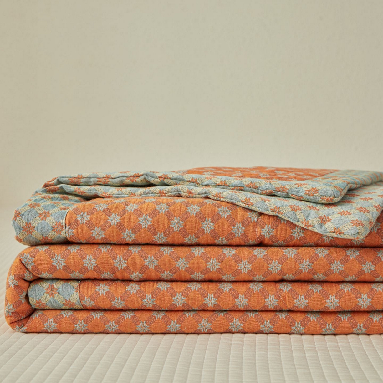 91家纺网 家纺一手货源 找家纺 睡棉坊 2026新款全棉色织提花双层纱夏被全棉夏凉被里外全棉天然棉花被 舞青春-桔