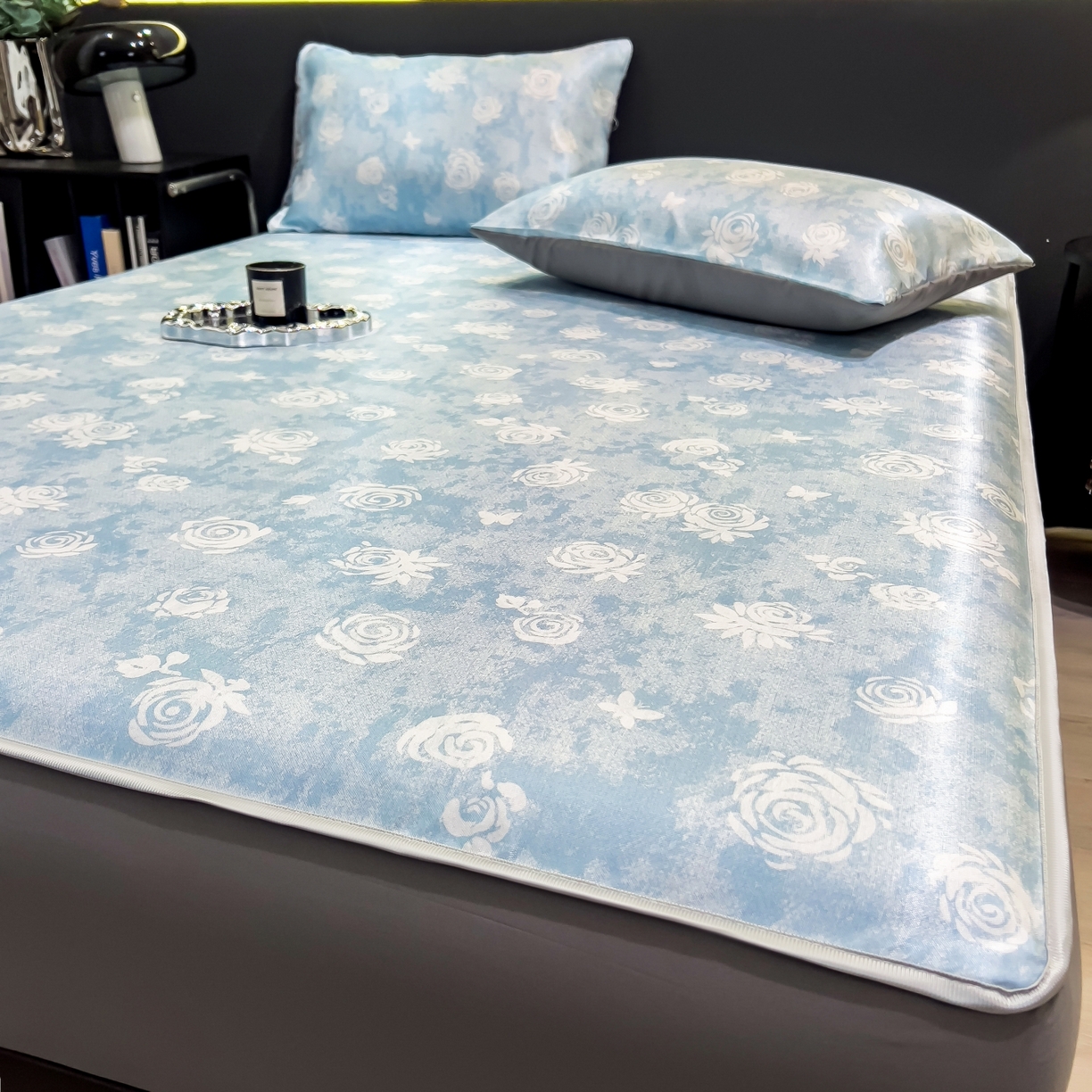 91家纺网 家纺一手货源 找家纺 柏薇 2026新款数码印花超级凉感席床笠款 初墨