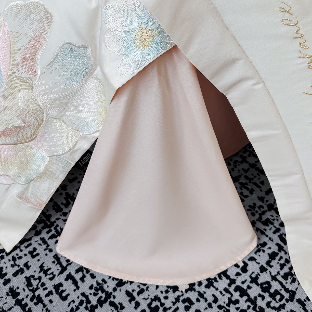 91家纺网 家纺一手货源 找家纺 莱势 2026新品A类50支高密贡缎长绒棉四件套-花枝里系列 花枝里-白拼粉