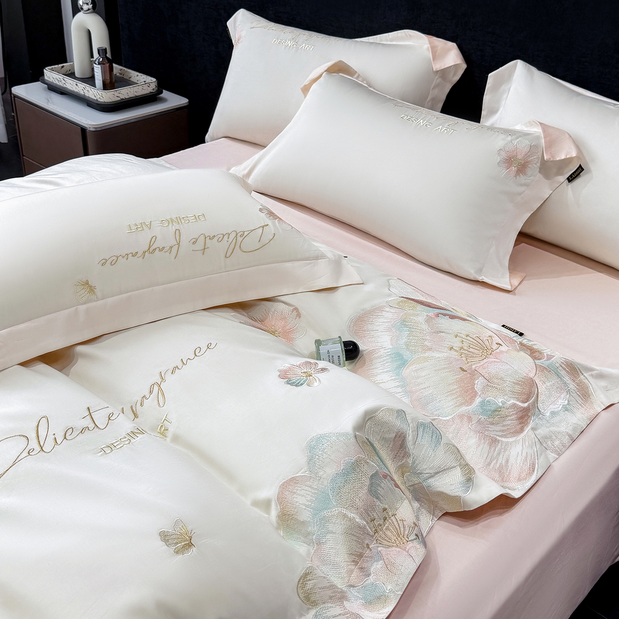 91家纺网 家纺一手货源 找家纺 莱势 2026新品A类50支高密贡缎长绒棉四件套-花枝里系列 花枝里-白拼粉