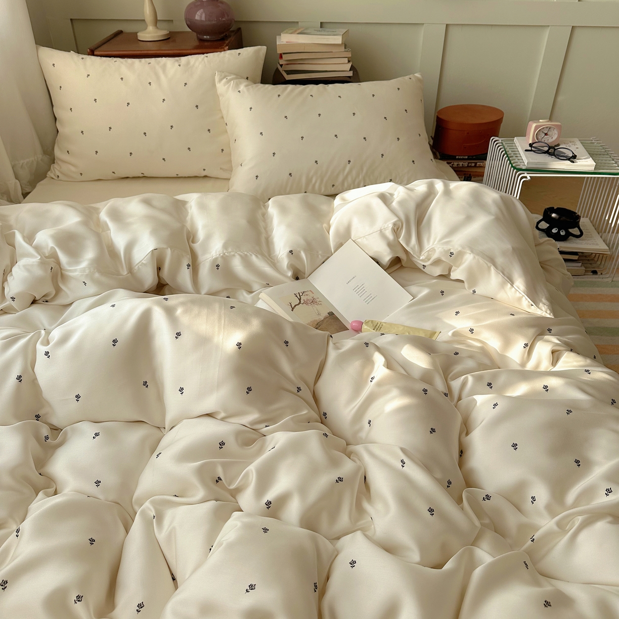 91家纺网 家纺一手货源 找家纺 爱彼家纺 2026新款亲肤印花柔软睡眠床品四件套-冰丝系列 冰丝-奶杏四叶草