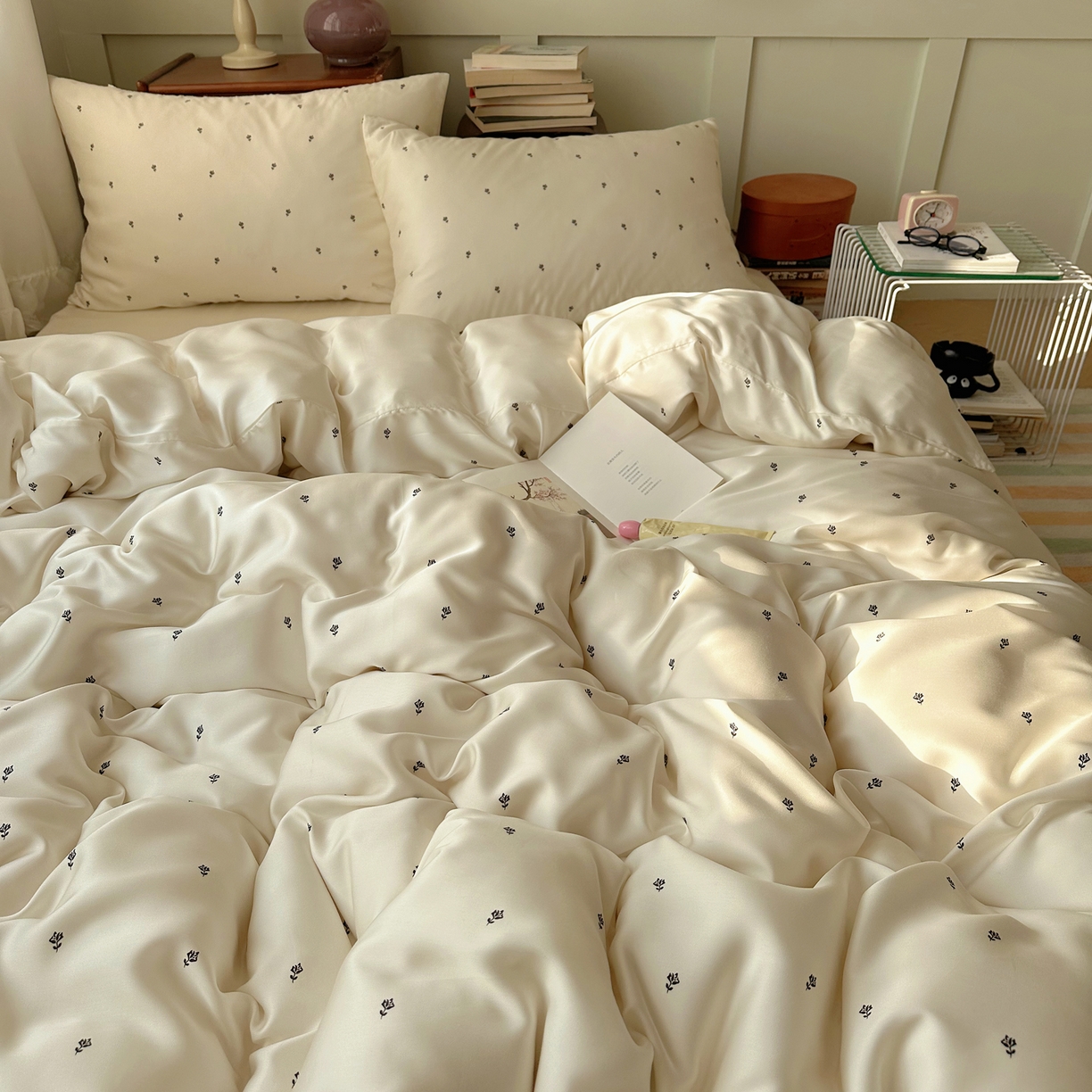 91家纺网 家纺一手货源 找家纺 爱彼家纺 2026新款亲肤印花柔软睡眠床品四件套-冰丝系列 冰丝-奶杏四叶草