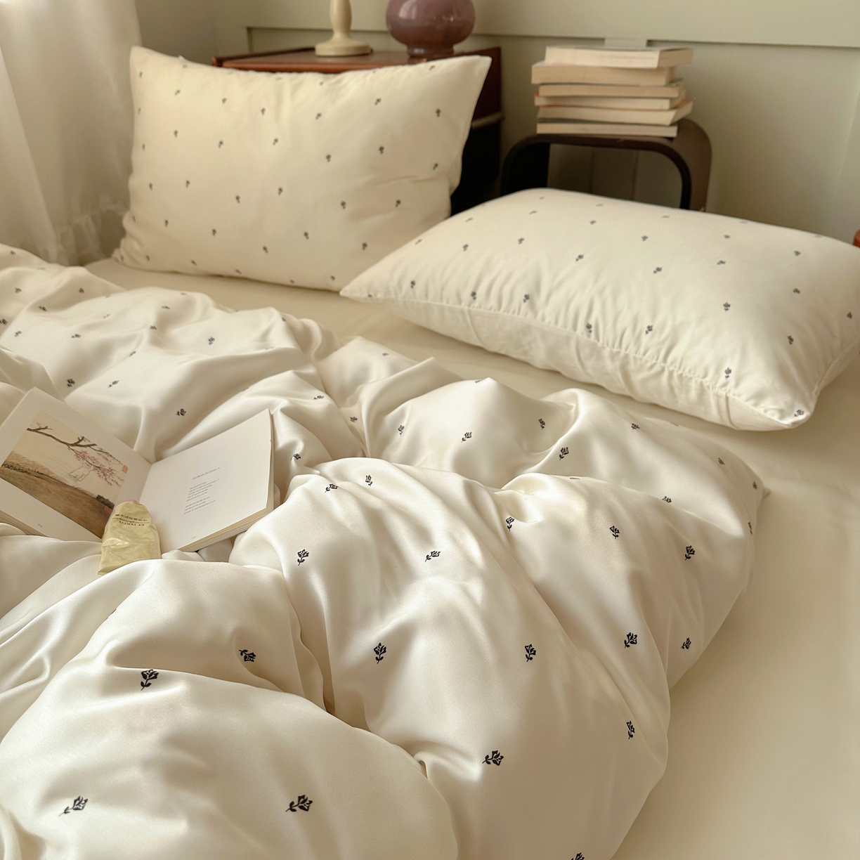 91家纺网 家纺一手货源 找家纺 爱彼家纺 2026新款亲肤印花柔软睡眠床品四件套-冰丝系列 冰丝-奶杏四叶草