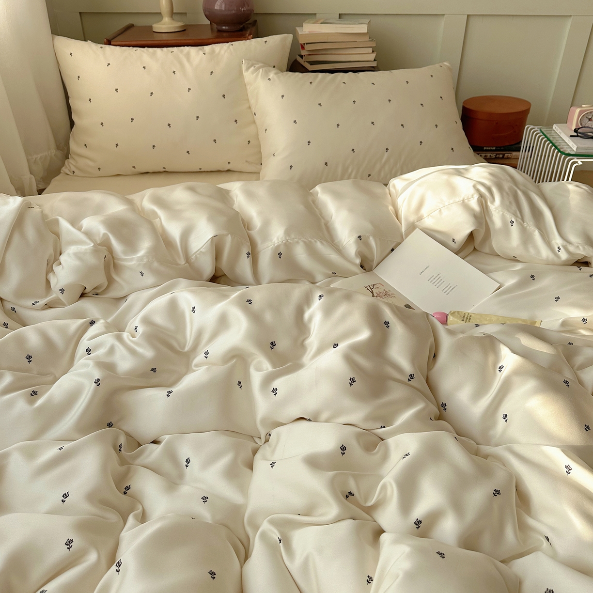 91家纺网 家纺一手货源 找家纺 爱彼家纺 2026新款亲肤印花柔软睡眠床品四件套-冰丝系列 冰丝-奶杏四叶草