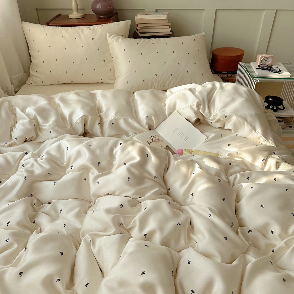 91家纺网 家纺一手货源 找家纺 爱彼家纺 2026新款亲肤印花柔软睡眠床品四件套-冰丝系列 冰丝-奶杏四叶草