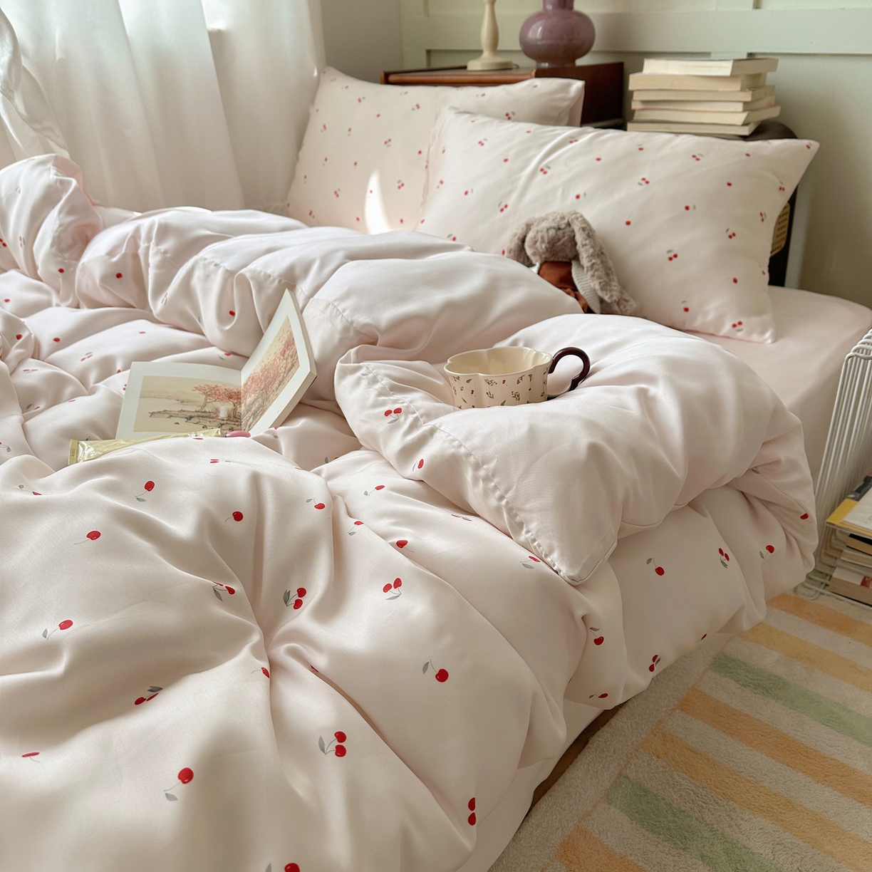 91家纺网 家纺一手货源 找家纺 爱彼家纺 2026新款亲肤印花柔软睡眠床品四件套-冰丝系列 冰丝-甜粉小樱桃
