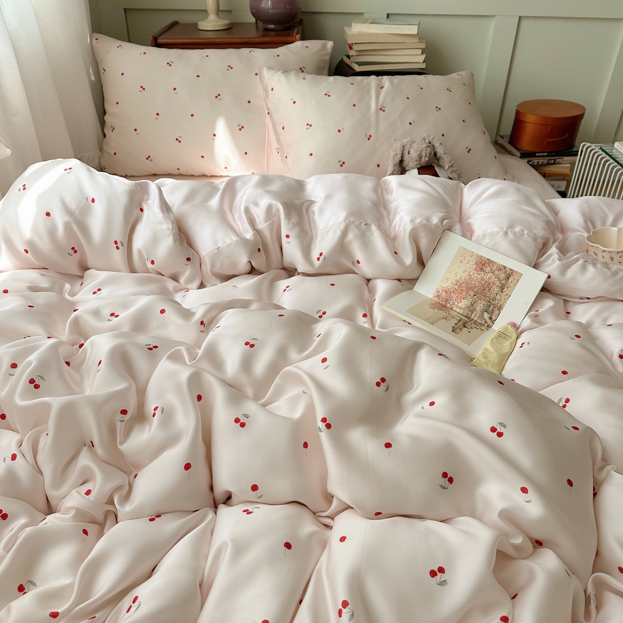 91家纺网 家纺一手货源 找家纺 爱彼家纺 2026新款亲肤印花柔软睡眠床品四件套-冰丝系列 冰丝-甜粉小樱桃