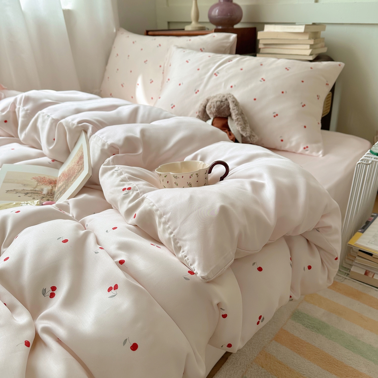 91家纺网 家纺一手货源 找家纺 爱彼家纺 2026新款亲肤印花柔软睡眠床品四件套-冰丝系列 冰丝-甜粉小樱桃