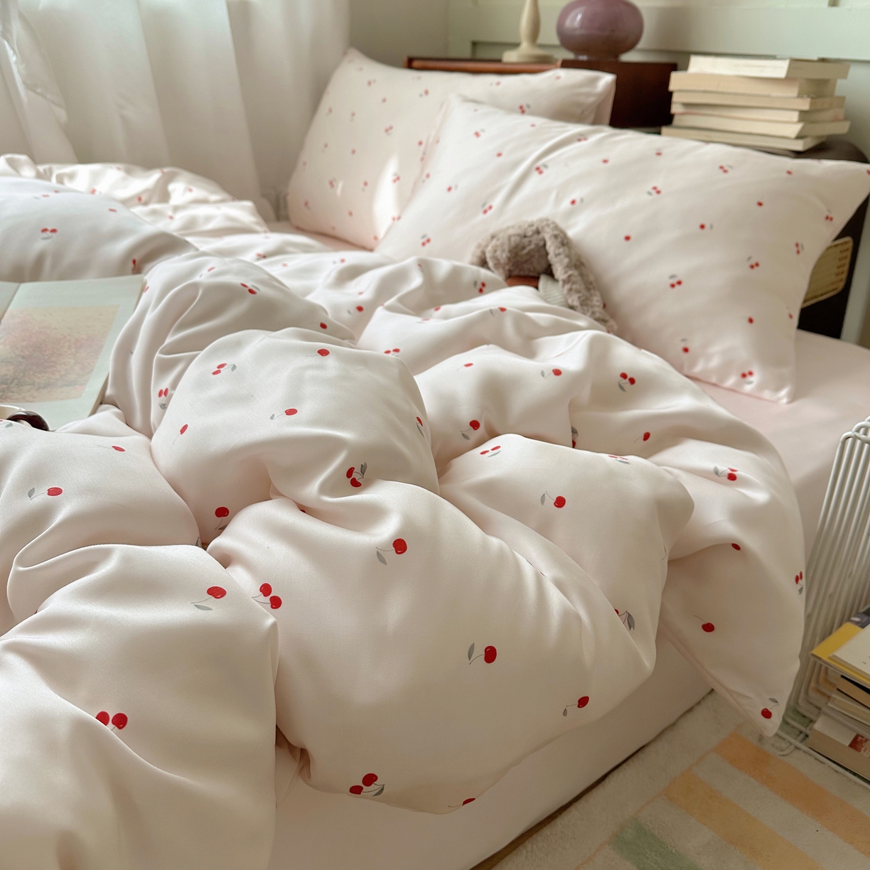 91家纺网 家纺一手货源 找家纺 爱彼家纺 2026新款亲肤印花柔软睡眠床品四件套-冰丝系列 冰丝-甜粉小樱桃